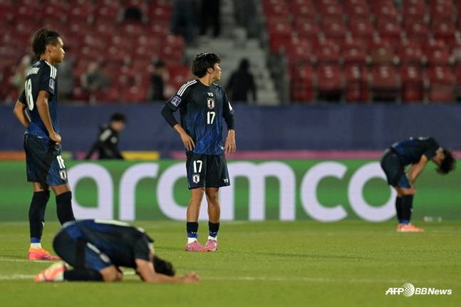 아쉬워하는 일본 선수들. /AFPBBNews=뉴스1