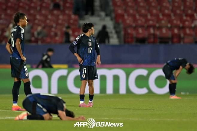 일본 20세 이하(U-20) 축구대표팀 선수들이 9일 프랑스와의 2025 국제축구연맹(FIFA) U-20 월드컵 16강전에서 연장 접전 끝에 0-1로 져 탈락이 확정되자 아쉬워하고 있다. /AFPBBNews=뉴스1