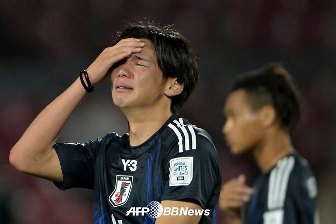 일본 20세 이하(U-20) 축구대표팀 선수들이 9일 프랑스와의 2025 국제축구연맹(FIFA) U-20 월드컵 16강전에서 연장 접전 끝에 0-1로 져 탈락이 확정되자 아쉬워하고 있다. /AFPBBNews=뉴스1