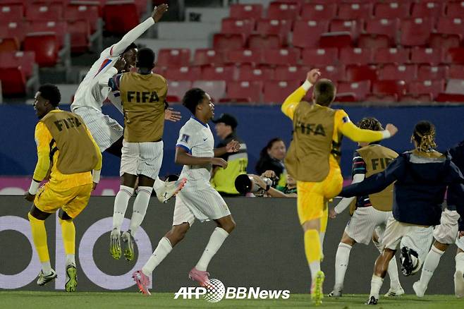 프랑스 20세 이하(U-20) 축구대표팀 선수들이 9일 일본과의 2025 국제축구연맹(FIFA) U-20 월드컵 16강전에서 연장 접전 끝에 1-0으로 승리해 8강에 진출하자 기뻐하고 있다. /AFPBBNews=뉴스1