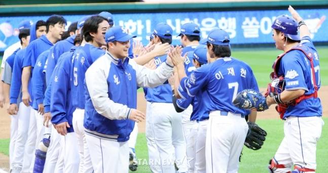 승리 후 최원태(왼쪽 앞)가 동료들과 하이파이브를 하고 있다. /사진=강영조 선임기자