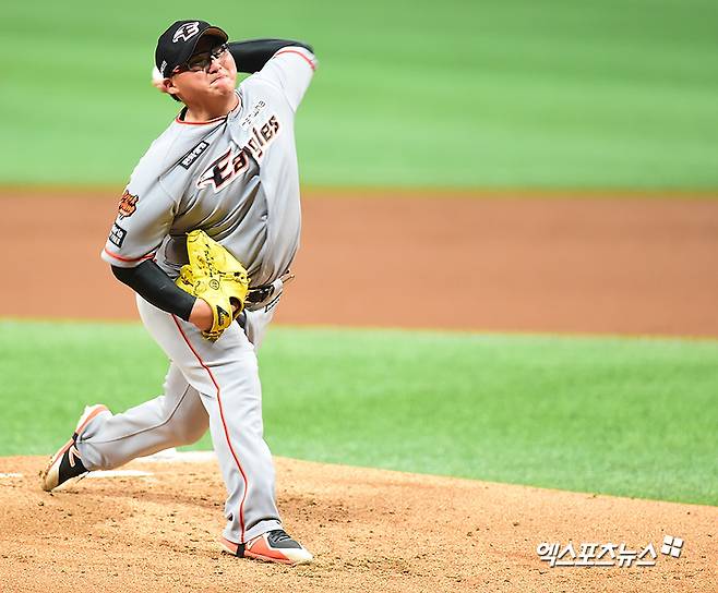 23일 오후 서울 구로구 고척스카이돔에서 열린 '2018 신한은행 MY CAR KBO 포스트시즌' 한화 이글스와 넥센 히어로즈의 준플레이오프 4차전 경기, 1회말 한화 선발투수 박주홍이 공을 힘차게 던지고 있다. 엑스포츠뉴스 DB