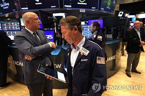 뉴욕증권거래소의 트레이더 [AFP 연합뉴스 자료사진. 재판매 및 DB 금지]