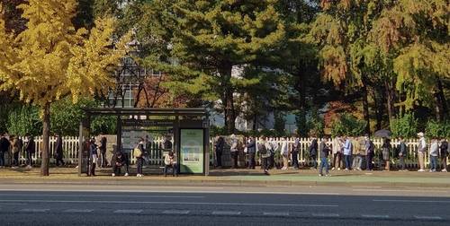 연대 서명하려 줄선 게이머들     (서울=연합뉴스) 김주환 기자 = 게임물관리위원회의 비위 의혹에 대한 감사원 감사를 요구하는 게이머들이 29일 오후 서울 여의도 국회의사당 앞에서 더불어민주당 이상헌 의원실의 연대 서명에 참여하고자 줄을 서고 있다. 2022.10.29 jujuk@yna.co.kr