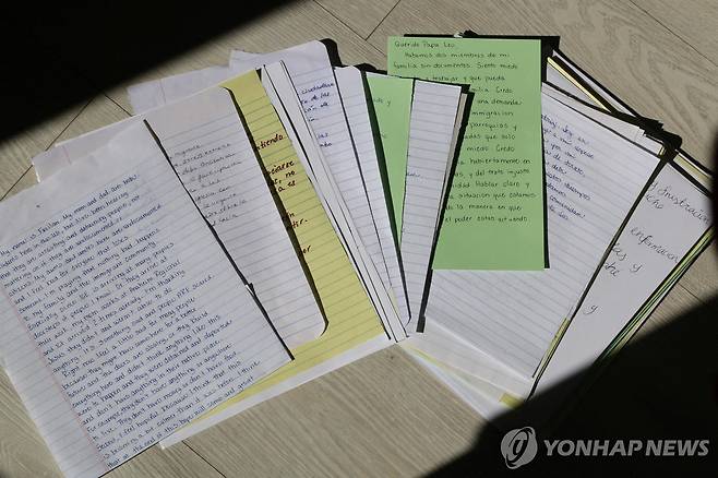 교황에게 전달된 이민자들의 편지 [로이터 연합뉴스. 재판매 및 DB 금지]