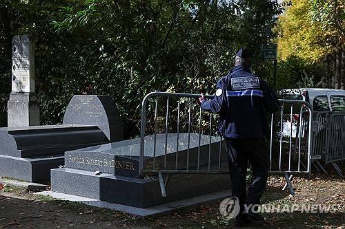 안장식을 앞두고 페인트 낙서 공격을 당한 바댕테르 전 장관 묘비 [로이터 연합뉴스 자료사진. 재판매 및 DB 금지]