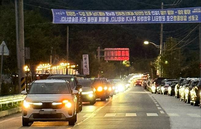 ▲ 차량이 갓길까지 빼곡히 들어선 가운데, 30분 거리인 구간을 4시간 만에 이동하는 차량 행렬이 이어지고 있다.