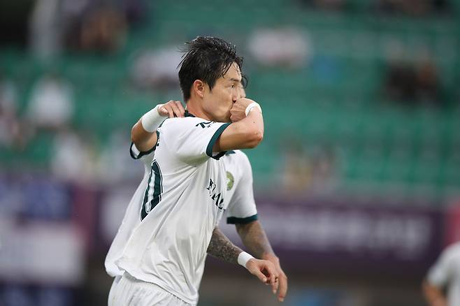 지난 7일 충북 청주종합경기장서 열린 K리그2 충북청주전서 골을 터트린 김포FC의 박동진이 세리머니를 하고 있다. 사진=한국프로축구연맹