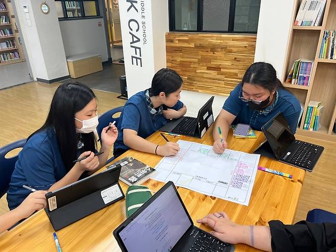 울산 이화중학교 학생들이 '바른 말글 실천 운동' 카드뉴스를 만들고 있다. 울산교육청 제공