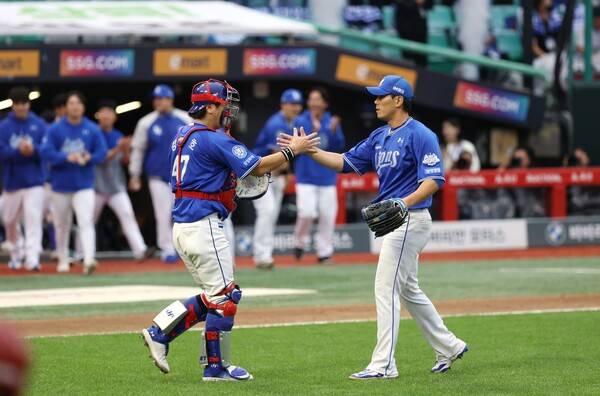 9일 인천에서 열린 SSG 상대 준PO 1차전 승리를 확정지은 뒤 김재윤과 하이파이브하는 강민호. (사진=삼성)