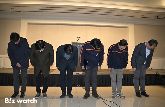 김이배(왼쪽 네 번째) 제주항공 대표가 2024년 12월29일 무안국제공항 여객기 사고 관련 프레스센터가 설치된 서울 강서구 메이필드 호텔에서 사고 관련 브리핑을 하고 있다./사진=이명근 기자 qwe123@