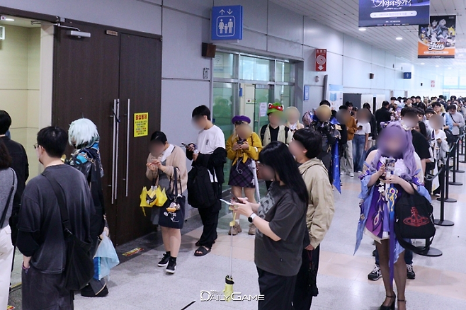 실내 전시공간에도 구름 관객이 몰려 들었다.