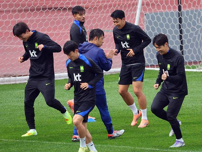 대한민국 축구 국가대표팀 손흥민, 이강인, 옌스 카스트로프, 이재성, 김문환이 7일 고양종합운동장 보조구장에서 열린 축구 대표팀 오픈 트레이닝에서 훈련하고 있다. 사진=연합뉴스