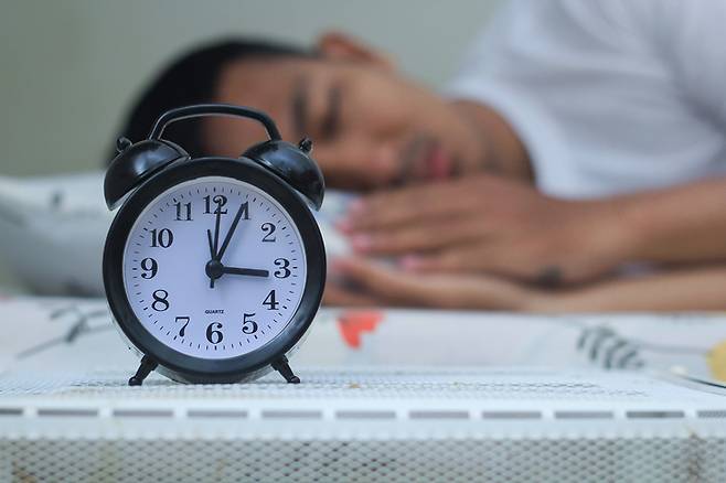 잠은 잘 드는데 새벽 2~3시 무렵에 어김없이 눈이 떠진다면? 단순한 불면증이 아닌 신체 내부의 경고 신호일 수 있다는 전문가 주의가 나왔다. 사진=게티이미지뱅크