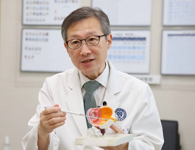 김찬윤 대한안과학회 이사장(사진)은 "안저 검사를 국가건강검진에 포함해 많은 사람의 실명을 예방할 수 있다"고 강조했다. 사진=최승식 기자