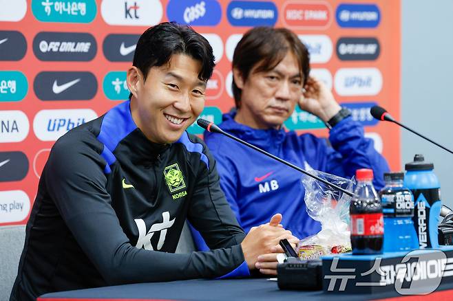 대한민국 남자 축구 국가대표팀 손흥민 선수(왼쪽)과 홍명보 감독 2025.10.9/뉴스1 ⓒ News1 안은나 기자