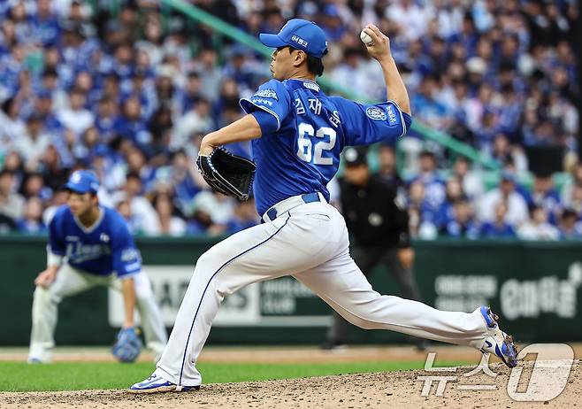 9일 오후 인천 SSG 랜더스필드에서 열린 프로야구 2025 신한 SOL뱅크 KBO 준플레이오프 1차전 삼성 라이온즈와 SSG 랜더스의 경기, 삼성 마무리투수 김재윤이 9회말 등판해 역투하고 있다. 2025.10.9/뉴스1 ⓒ News1 김도우 기자