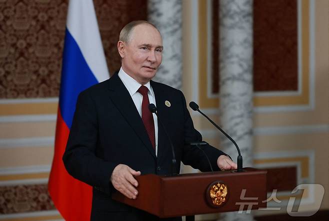 블라디미르 푸틴 러시아 대통령이 10일(현지시간) 타지키스탄 두샨베에서 열린 러시아-독립국가연합(CIS) 정상회의 후 기자회견을 하고 있다. 2025.10.10. ⓒ AFP=뉴스1