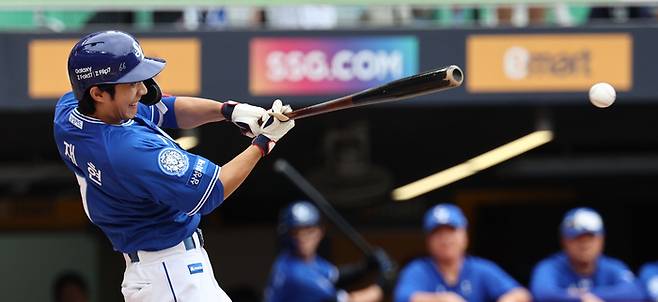삼성 이재현이 9일 인천SSG랜더스필드에서 열린 2025 KBO 준플레이오프 1차전 SSG와 경기에서 타격하고 있다. 사진 | 문학=연합뉴스