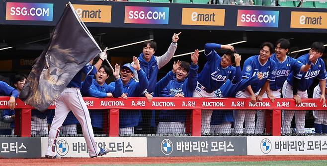 삼성 이재현이 9일 인천SSG랜더스필드에서 열린 2025 KBO 준플레이오프 1차전 SSG와 경기에서 1회초 홈런을 때린 후 더그아웃에서 동료선수들과 하이파이브를 하고 있다. 사진 | 문학=연합뉴스