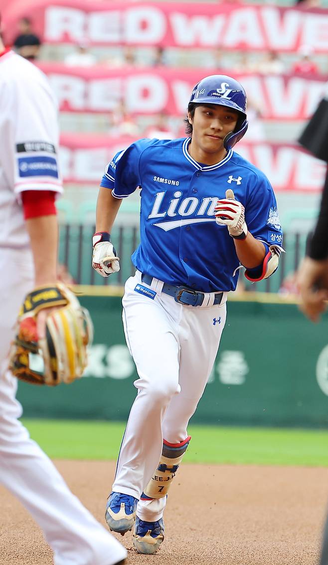 삼성 이재현이 9일 인천SSG랜더스필드에서 열린 2025 KBO 준플레이오프 1차전 SSG와 경기에서 1회초 선두타자 홈런을 때린 후 베이스를 돌고 있다. 사진 | 문학=연합뉴스