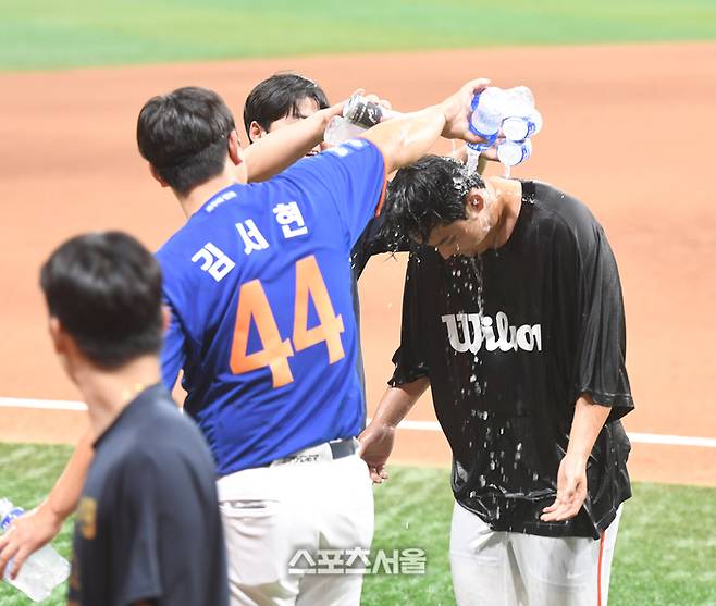 한화 문동주가 27일 서울 고척스카이돔에서 열린 2025 KBO리그 키움과 경기 승리 후 동료들의 물세례를 받고 있다. 고척 | 최승섭기자 thunder@sportsseoul.com