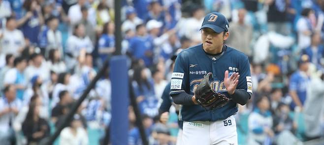 구창모가 투구를 마친 뒤 박수를 치고 있다. 사진 | 연합뉴스