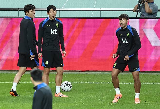 손흥민(가운데)과 옌스 카스트로프(오른쪽)이 9일 서울월드컵경기장에서 공식 훈련을 하고 있다. 사진 | 연합뉴스