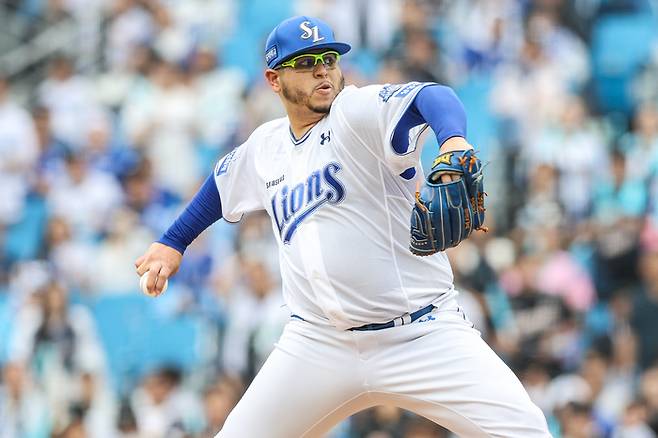 삼성 후라도가 6일 대구삼성라이온즈파크에서 열린 2025 KBO리그 포스트시즌 NC와 와일드카 결정전 1차전에 선발 등판해 역투하고 있다. 사진 | 삼성 라이온즈