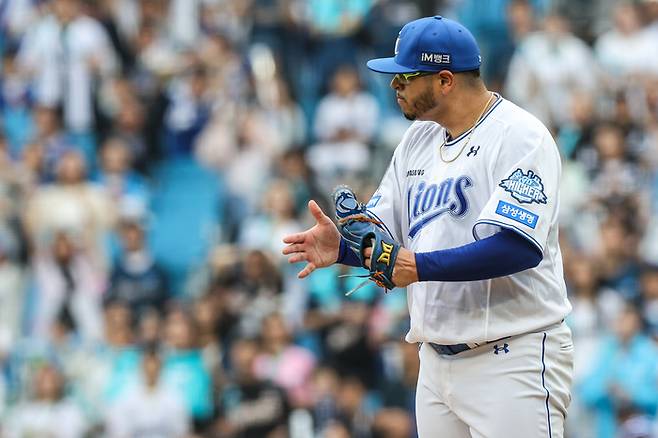 삼성 후라도가 6일 대구삼성라이온즈파크에서 열린 2025 KBO리그 포스트시즌 NC와 와일드카 결정전 1차전에 선발 등판해 이닝을 마친 후 박수 치고 있다. 사진 | 삼성 라이온즈