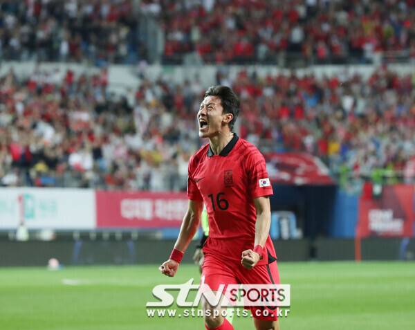 20일 오후 대전 유성구 대전월드컵경기장에서 열린 축구 국가대표팀 A매치 평가전 대한민국과 엘살바도르의 경기, 한국 황의조가 후반 첫 골을 터트린 뒤 세리머니 하고 있다. 사진┃뉴시스