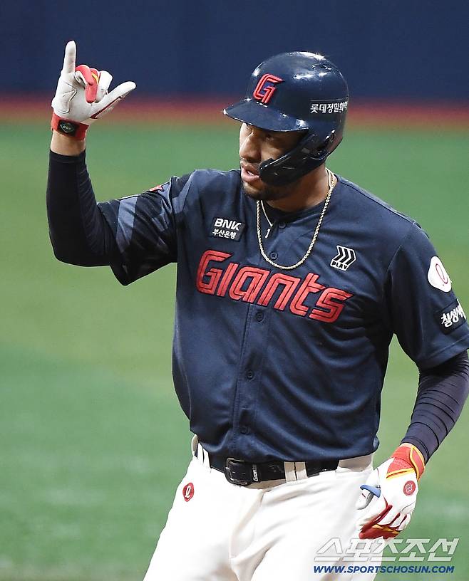 3일 서울 고척스카이돔에서 열린 롯데-키움전. 1회초 2사 1루 레이예스가 안타를 친 후 세리머니를 하고 있다. 고척=정재근 기자 cjg@sportschosun.com/2025.8.3/