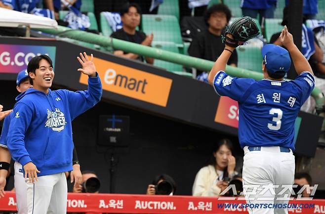 6이닝 무실점 호투를 펼친 최원태가 세리머니를 하는 사이 달려 나온 원태인.