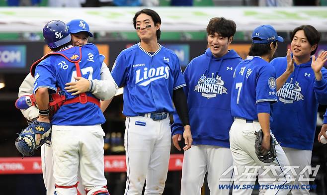 누구보다 간절했던 후배 위해 최선을 다한 포수 강민호는 따뜻하게 최원태를 안아줬다.