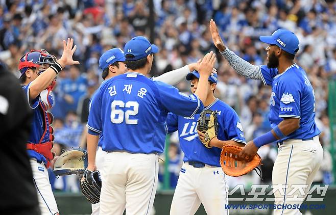 9일 인천SSG랜더스필드에서 열린 SSG와 삼성의 준PO 1차전. 승리한 삼성 선수들이 기뻐하고 있다. 인천=박재만 기자 pjm@sportschosun.com/2025.10.09/