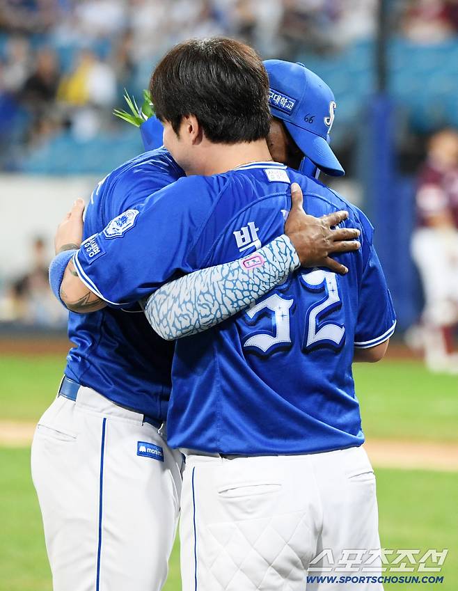 25일 대구 라이온즈파크에서 열린 삼성 라이온즈와 키움 히어로즈 경기. 5회말 1사 3루 삼성 디아즈가 적시타를 날리며 단일 시즌 최다 타점 신기록을 달성했다. 수비 교대 때 박병호가 디아즈에게 꽃다발을 건네고 있다. 대구=박재만 기자 pjm@sportschosun.com/2025.09.25/