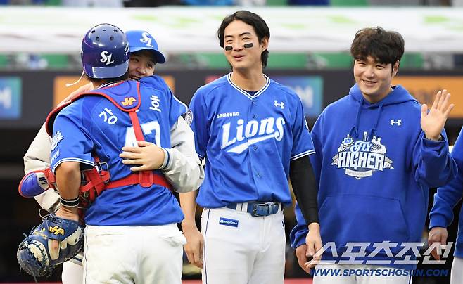 9일 인천SSG랜더스필드에서 열린 SSG와 삼성의 준PO 1차전. 승리한 삼성 최원태, 강민호가 기뻐하고 있다. 인천=박재만 기자 pjm@sportschosun.com/2025.10.09/