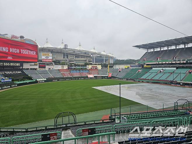 비 오는 10일 인천 SSG랜더스필드. 인천=이종서 기자