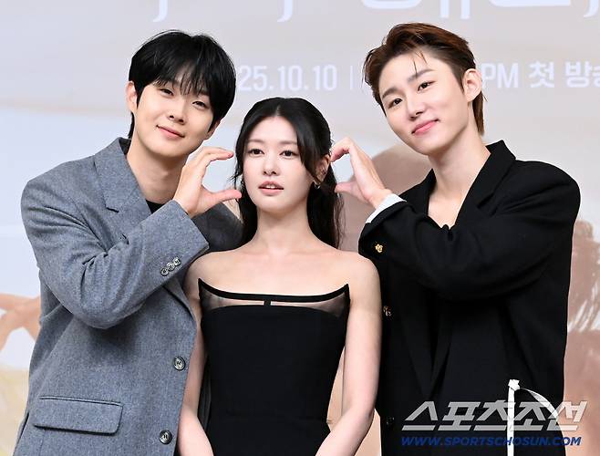 10일 서울 목동 SBS에서 열린 SBS 금토 드라마 '우주메리미'의 제작발표회, 최우식 정소민 서범준이 포토타임을 갖고 있다. 허상욱 기자wook@sportschosun.com/2025.10.10/