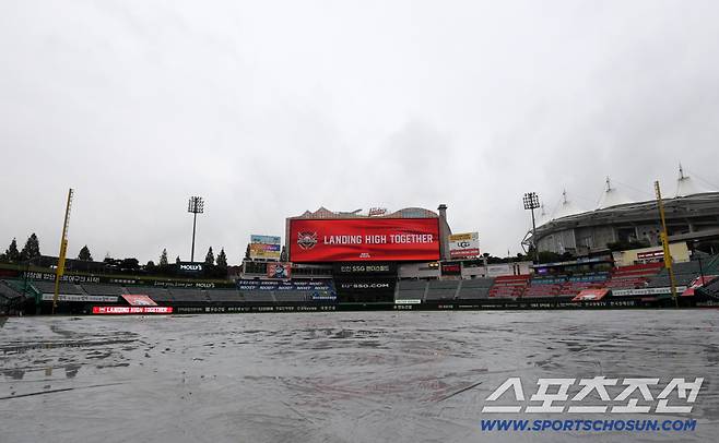 10일 인천SSG랜더스필드에서 열릴 예정인 SSG와 삼성의 준PO 2차전을 앞두고 비가 내리고 있다. 인천=박재만 기자 pjm@sportschosun.com/2025.10.10/
