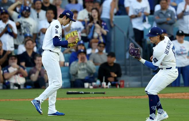 LA 다저스 사사키 로키가 9회초 3루수 키케 에르난데스가 맥스 케플러의 플라이를 잡자 박수를 치며 마운드를 내려가고 있다. Imagn Images연합뉴스