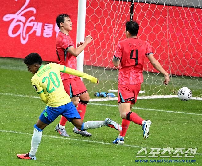 10일 서울월드컵경기장에서 열린 대한민국 축구대표팀과 브라질의 A매치 평가전, 이스테방이 팀의 세번째 골을 터뜨리고 있다. 상암=허상욱 기자wook@sportschosun.com/2025.10.10/