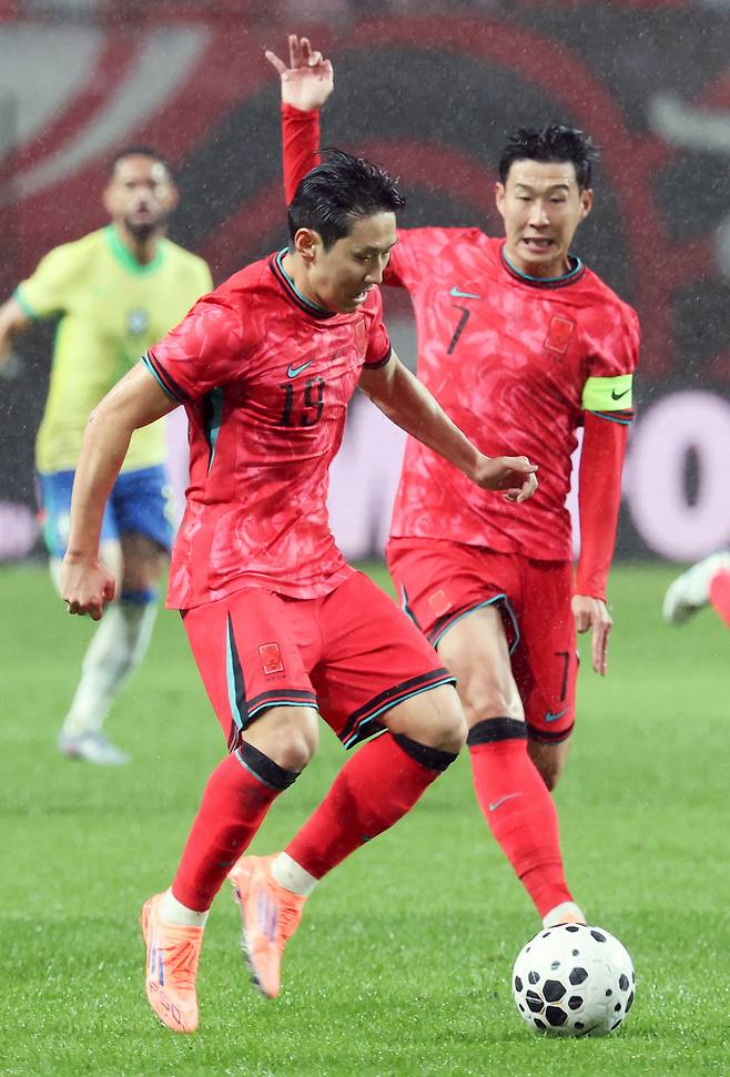 드리블하는 이강인

    (서울=연합뉴스) 이동해 기자 = 10일 서울 마포구 서울월드컵경기장에서 열린 한국과 브라질 축구 대표팀의 친선경기. 한국 이강인이 드리블을 하고 있다. 2025.10.10