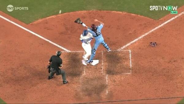 사실 처음에 제대로 홈플레이트를 밟지 못한 김혜성. ⓒ스포티비