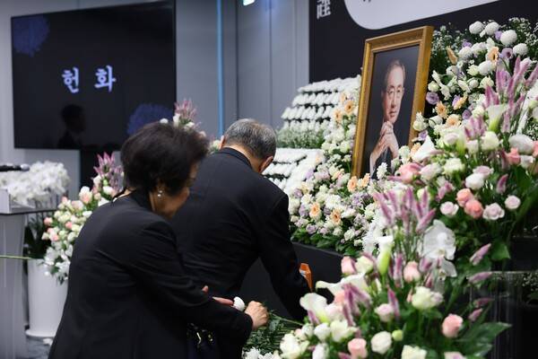 10일 서울 종로구 고려아연 본사에서 진행된 故 최창걸 고려아연 명예회장 영결식에서 조문객들이 헌화하며 고인을 추모하고 있다. ⓒ고려아연