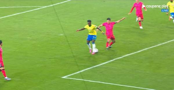 백힐 슈팅을 날리는 비니시우스 주니오르. ⓒ쿠팡플레이