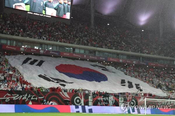 비를 맞으면서도 태극기 응원을 펼치는 한국 응원단. ⓒ연합뉴스