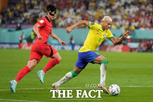 홍명보 감독이 이끄는 한국 축구대표팀이 손흥민 이강인 황인범 등의 완전체를 내세워 10일 서울월드컵경기장에서 강호 브라질을 상대로 평가전을 갖는다. 사진은 2022년 12월 카타르 도하 974 스타디움에서 열린 한국과 브라질의 카타르 월드컵 16강전./도하(카타르)=AP.뉴시스