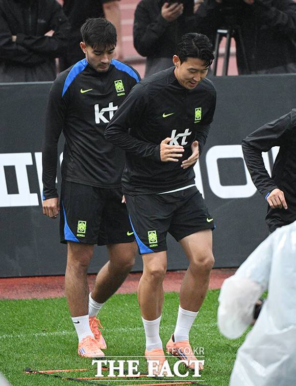 대한민국 축구 국가대표팀 팬 오픈 트레이닝이 7일 오후 경기 고양시 고양종합운동장 보조경기장에서 열린 가운데 손흥민과 옌스 카스트로프가 훈련하고 있다. /고양=박헌우 기자