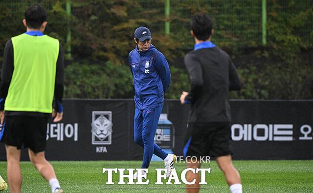홍명보 대한민국 축구 국가대표팀 감독이 7일 오후 경기 고양시 고양종합운동장 보조경기장에서 열린 대한민국 축구 국가대표팀 팬 오픈 트레이닝에서 대표팀 선수들을 바라보고 있다. /고양=박헌우 기자